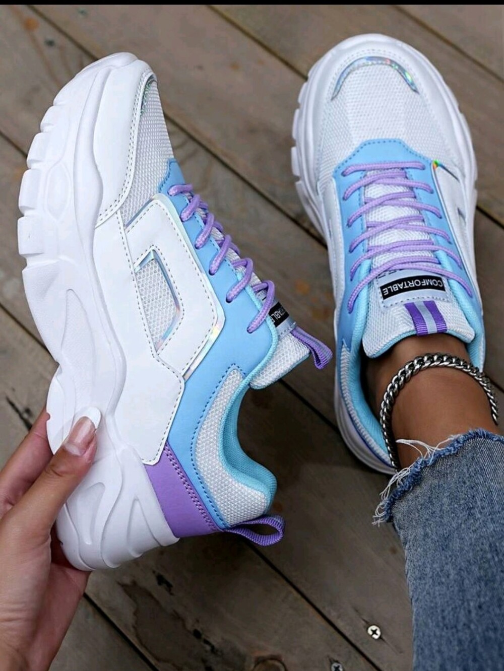 **WOMEN'S ATHLETIC SNEAKERS IN WHITE COLOR WITH LAVENDER AND BLUE ACCENTS".💲💲